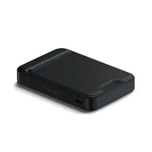 Satechi OntheGo Qi2 10K magnetisk powerbank i svart med innebygd stativ og USB-C-port