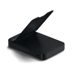 Satechi OntheGo Qi2 10K magnetisk powerbank i svart med utfellbart stativ og USB-C-port
