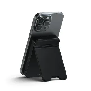 Satechi magnetisk powerbank med utfellbart stativ festet til en smarttelefon for trådløs lading