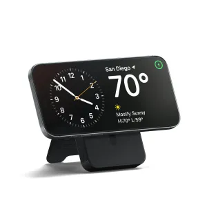 Satechi OntheGo Qi2 magnetisk powerbank med stativ, vist mens den lader en smarttelefon i liggende format på hvit bakgrunn