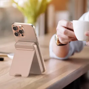 Satechi OntheGo Qi2 magnetisk powerbank med stativ som holder en smarttelefon i rosegull oppreist på et bord