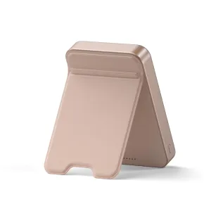 Satechi OntheGo Qi2 10K magnetisk powerbank i ørkenrose, åpnet som stativ for trådløs lading