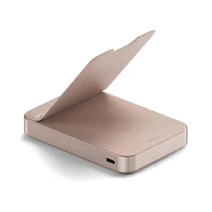 Satechi OntheGo Qi2 10K magnetisk powerbank med stativ i Desert Rose, vist med USB-C-port og utfelt støtte