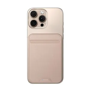 Satechi magnetisk powerbank festet på baksiden av en smarttelefon, med strukturert beige overflate og indikatorlys.