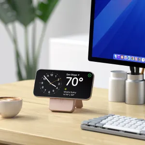 Satechi OntheGo Qi2 magnetisk powerbank med stativ som holder en smarttelefon i liggende format på et skrivebord