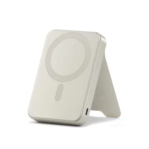 Satechi OntheGo Qi2 10K magnetisk powerbank med stativ i sandfarge, vist med utfellbar støtte.