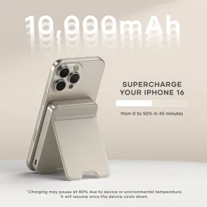Satechi OntheGo Qi2 10K magnetisk powerbank med stativ, festet til en iPhone i sandfarget finish