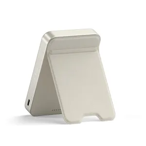 Satechi OntheGo Qi2 10K magnetisk powerbank med stativ i sandfarge, vist åpen med USB-C-port