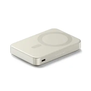 Satechi OntheGo Qi2 magnetisk 10K powerbank med stativ i sandfarget utførelse, vist med USB-C-port.