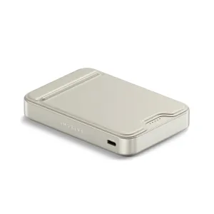 Satechi OntheGo Qi2 magnetisk powerbank med stativ i sandfarge, med USB-C-port og batteriindikatorprikker