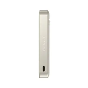 Satechi OntheGo Qi2 magnetisk powerbank med stativ, vist i sølvgrå sidevisning med USB-C-port