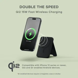 Satechi svart Qi2-magnetisk powerbank med stativ som lader en smarttelefon, vist med grafikk for trådløs lading
