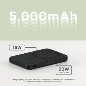 Satechi OntheGo Qi2 5K magnetisk powerbank med stativ i svart, med kapasitet på 5 000 mAh og USB-C-port.
