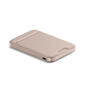 Satechi OntheGo Qi2 magnetiske powerbank med stativ i Desert Rose, vist med USB-C-port og batteriindikatorer