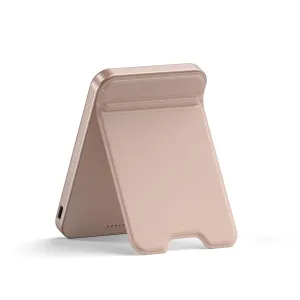 Satechi OntheGo Qi2 magnetisk powerbank med stativ i ørkenrose, vist sammenfoldet med LED-indikatorlys