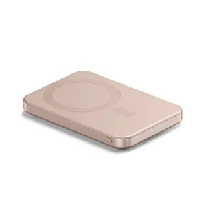 Satechi OntheGo Qi2 5K magnetisk powerbank med stativ i Desert Rose, vist med en slank roségullfinish.