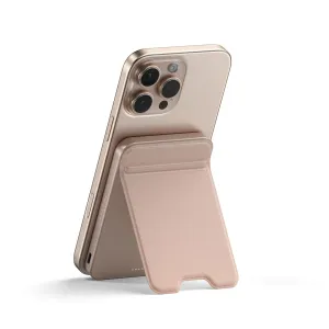 Satechi OntheGo Qi2 magnetisk powerbank med stativ, festet til en smarttelefon for trådløs lading