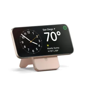 Satechi OntheGo Qi2 magnetisk powerbank med stativ, holder en smarttelefon i liggende format på en hvit bakgrunn