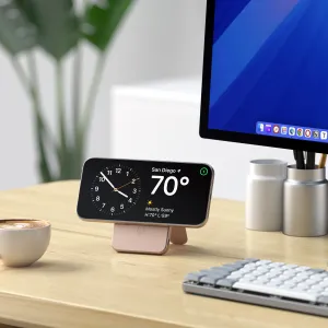 Satechi OntheGo Qi2 magnetisk powerbank med stativ som holder en smarttelefon i liggende format på et skrivebord