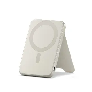 Satechi OntheGo Qi2 5K magnetisk powerbank med stativ i sand, vist med utfellbar støtte og justeringsring