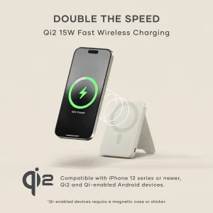 Satechi OntheGo Qi2 5K magnetisk powerbank med stativ lader en smarttelefon trådløst