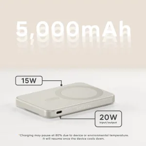 Satechi OntheGo Qi2 5K magnetisk powerbank i sandfarge, med USB-C-port og ladeangivelser på 5 000 mAh