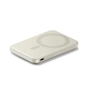 Satechi OntheGo Qi2 magnetisk powerbank med stativ i sandfarge, som viser trådløs laderring og USB-C-port