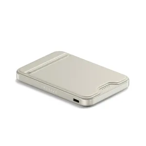 Satechi OntheGo Qi2 magnetisk powerbank med stativ i sandfarge, vist med USB-C-port og strukturert overflate på toppen.