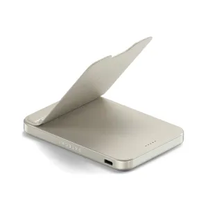 Satechi OntheGo Qi2 5K magnetisk powerbank med stativ i sandfarge, vist med utfellbart stativ og USB-C-port