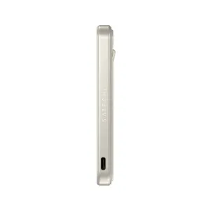 Satechi OntheGo Qi2 magnetisk powerbank med stativ, vist i sandfarget utførelse med USB-C-port for inn- og utgang