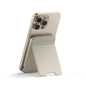 Satechi OntheGo Qi2 magnetisk powerbank med stativ festet til en smarttelefon mot en hvit studiobakgrunn
