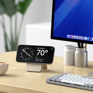 Satechi OntheGo Qi2 magnetisk powerbank med stativ som holder en smarttelefon i liggende format på et skrivebord