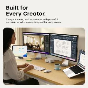 Satechi Thunderbolt 5 CubeDock-dokkingstasjon på et skrivebord med frontporter og tilkoblet kabel i et arbeidsstasjonsoppsett