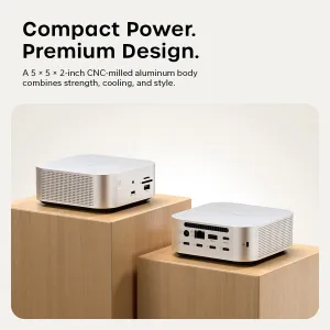 Satechi Thunderbolt 5 CubeDock i sølv, vist som to kompakte kubeformede dokkingstasjoner med porter og ventilasjonsåpninger foran.