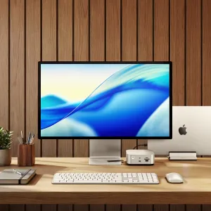 Satechi Thunderbolt 5 CubeDock sølvfarget desktop-dokk med synlige porter i en moderne Apple-arbeidsstasjon