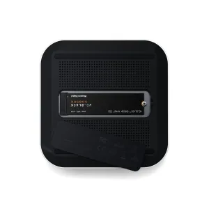 Undersiden av Satechi Thunderbolt 5 CubeDock med SSD-kabinett, ventilasjonsperforeringer og installert WD_BLACK SSD