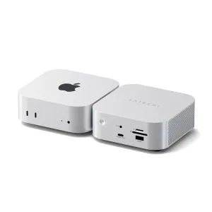 Satechi Thunderbolt 5 CubeDock desktop-dokk i sølv med SSD-kabinett, som viser porter på forsiden og kortspor