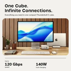 Satechi Thunderbolt 5 CubeDock i et desktop-oppsett med synlige frontporter, koblet til en bærbar PC og skjerm.