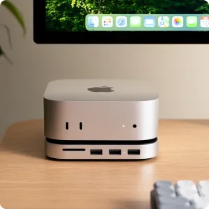 Satechi Mac Mini M4 Stand & Hub i sølv med porte på fronten og SSD-kabinet under en Mac mini