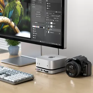 Satechi Mac mini M4-stander og hub i sølv med USB-A-porte og SD-kortslot på et skrivebord