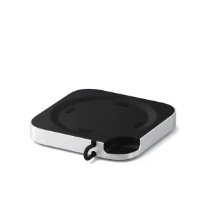 Satechi Mac Mini M4-stander og -hub med SSD-kabinet i sølv og sort, vist med tilsluttet USB-C-kabel.