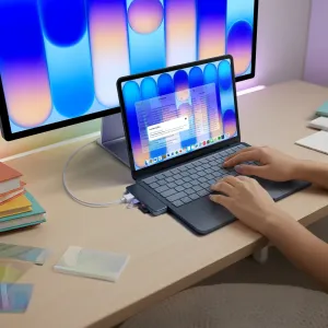 Satechi USB-C Snap Hub 6-in-1 USB-C centrmezgls, kas piestiprināts pie MacBook ar pievienotu kabeli uz galda
