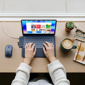 Satechi USB-C Snap Hub, piestiprināts MacBook tipa komplektācijai, pievienojot uzlādes un paplašināšanas pieslēgvietas
