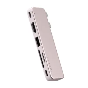 Satechi USB-C Snap Hub rozā tonī, plāns MacBook USB-C centrmezgls ar HDMI, USB-A, SD un microSD pieslēgvietām.