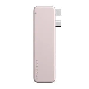 Satechi USB-C Snap Hub rozā tonī, kompakts divu USB-C pieslēgvietu centrmezgls ar diviem savienotājiem un SATECHI logotipu.