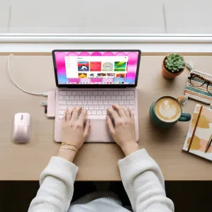 Satechi USB-C Snap Hub piestiprināts pie MacBook, sānos redzams slim rozā 6-in-1 USB-C centrmezgls