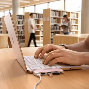 Satechi USB-C Snap Hub, piestiprināts pie MacBook, ar HDMI, USB-C un SD kartes pieslēgvietām