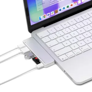 Satechi USB-C Snap Hub, piestiprināts pie MacBook, ar pievienotiem kabeļiem un SD/microSD kartēm