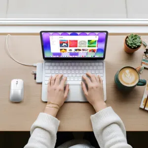 Satechi USB-C Snap Hub, pievienots MacBook, nodrošinot kompaktu 6-in-1 USB-C centrmezgla savienojamību pie rakstāmgalda
