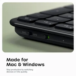 Nahaufnahme der Satechi EX3 slim kabellosen Tastatur mit Mac- und Windows-Schalter auf der schwarzen Tastatur in voller Größe.